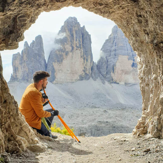 Krücken mit ergonomischem Softgriff auf den Dolomiten - No Limits mit INDESmed