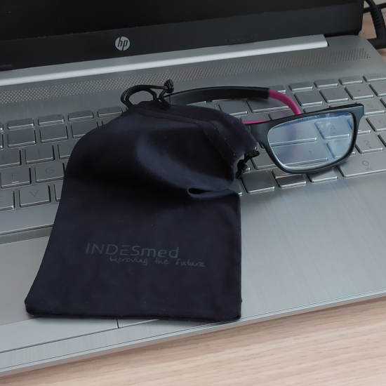 Der Brillenbeutel aus Mikrofaser von INDESmed dient nicht nur zur Aufbewahrung und zum Schutz Ihrer INDESmed-Brille vor Staub und Kratzern, sondern auch als Brillenputztuch, um sie immer sauber zu halten.
