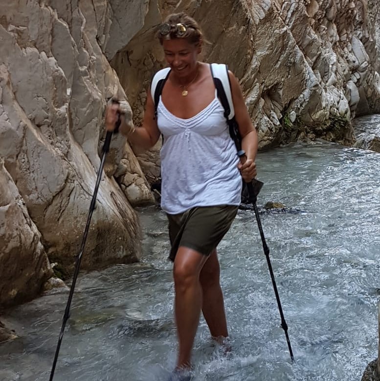 bastones trekking para andar por el río INDESmed