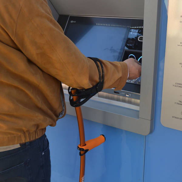 accesorio abrazadera abatible muletas INDESmed uso en cajero automático calle