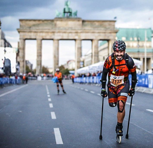 Alain Irazu en el maratón de Berlín con muletas INDESmed