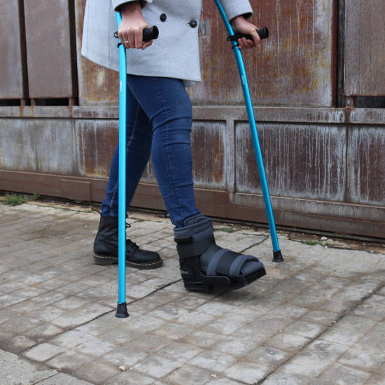 Botte de marche orthopédique et cannes anglaises INDESmed