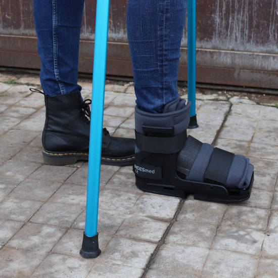 CAM walker boot, adjustable in width